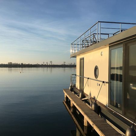 Отель Modernes Festliegendes Hausboot Mit Grosszuegiger Dachterrasse Und Ruderboot Рёбель Экстерьер фото