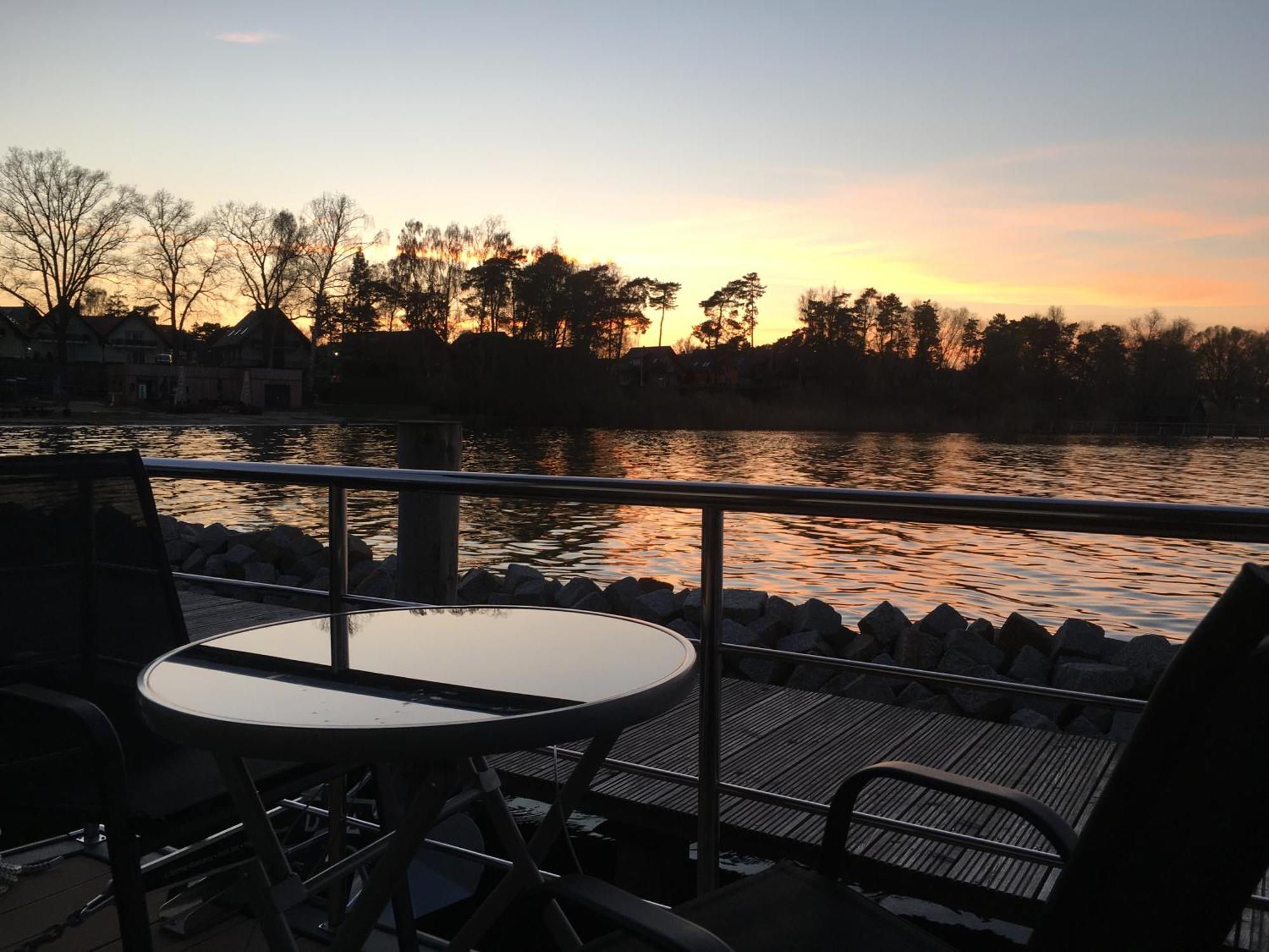 Отель Modernes Festliegendes Hausboot Mit Grosszuegiger Dachterrasse Und Ruderboot Рёбель Экстерьер фото