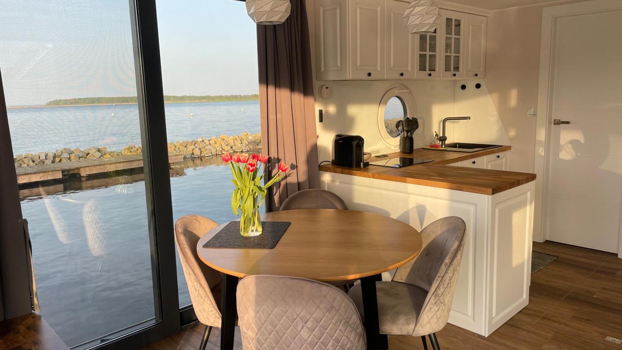 Отель Modernes Festliegendes Hausboot Mit Grosszuegiger Dachterrasse Und Ruderboot Рёбель Экстерьер фото