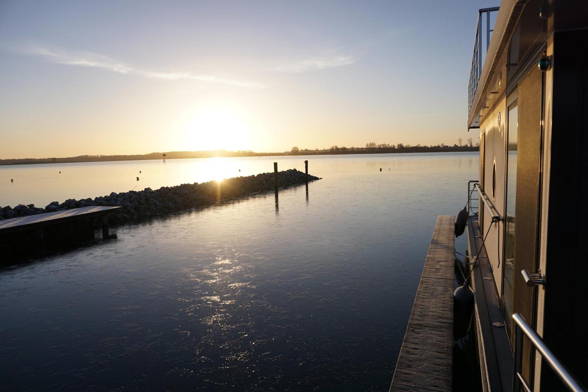 Отель Modernes Festliegendes Hausboot Mit Grosszuegiger Dachterrasse Und Ruderboot Рёбель Экстерьер фото